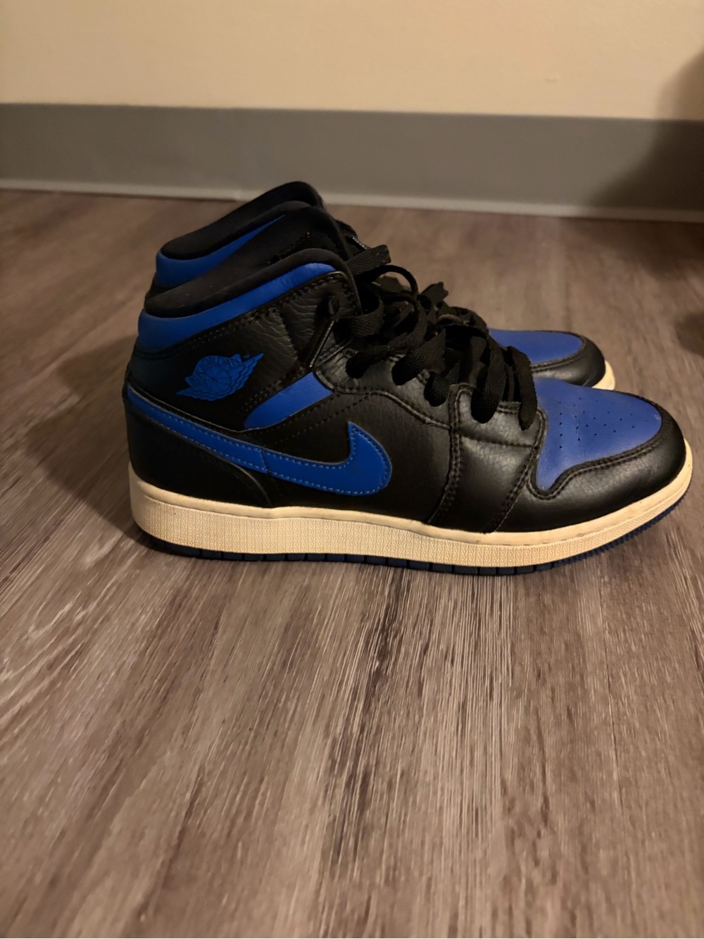 Kids GRADESCHOOL SIZE 6Y Black and Blue Mid Top Sneakers